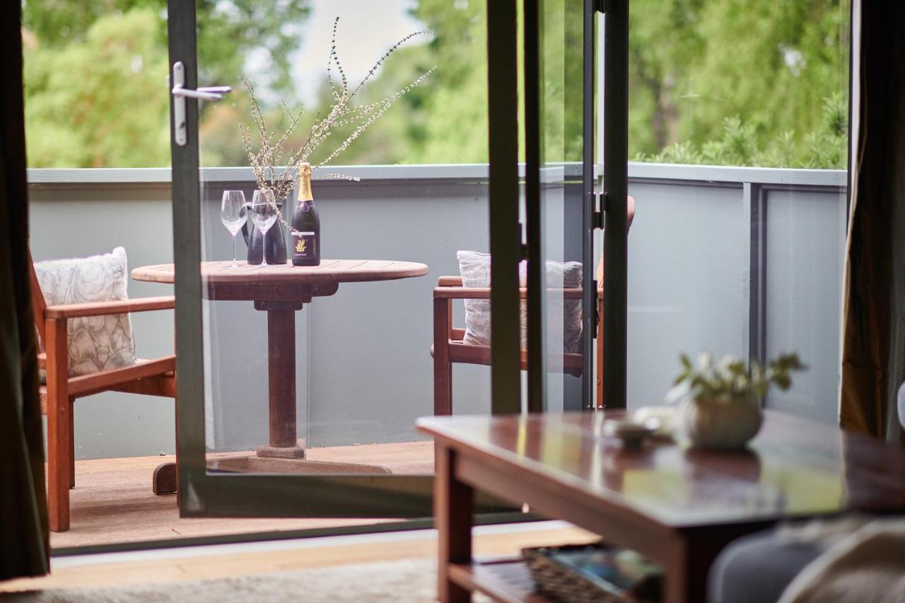 Parehua Resort Martinborough Eksteriør billede A balcony