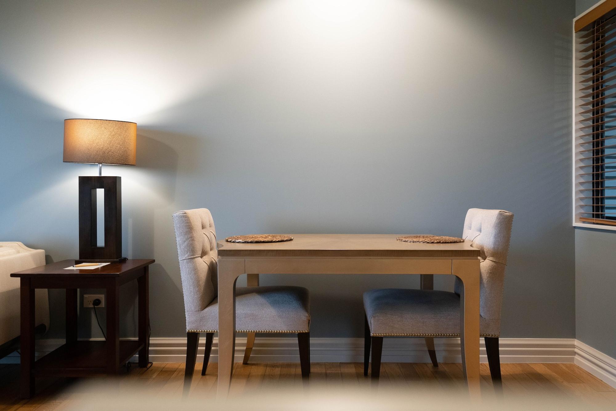Parehua Resort Martinborough Eksteriør billede A dining room table