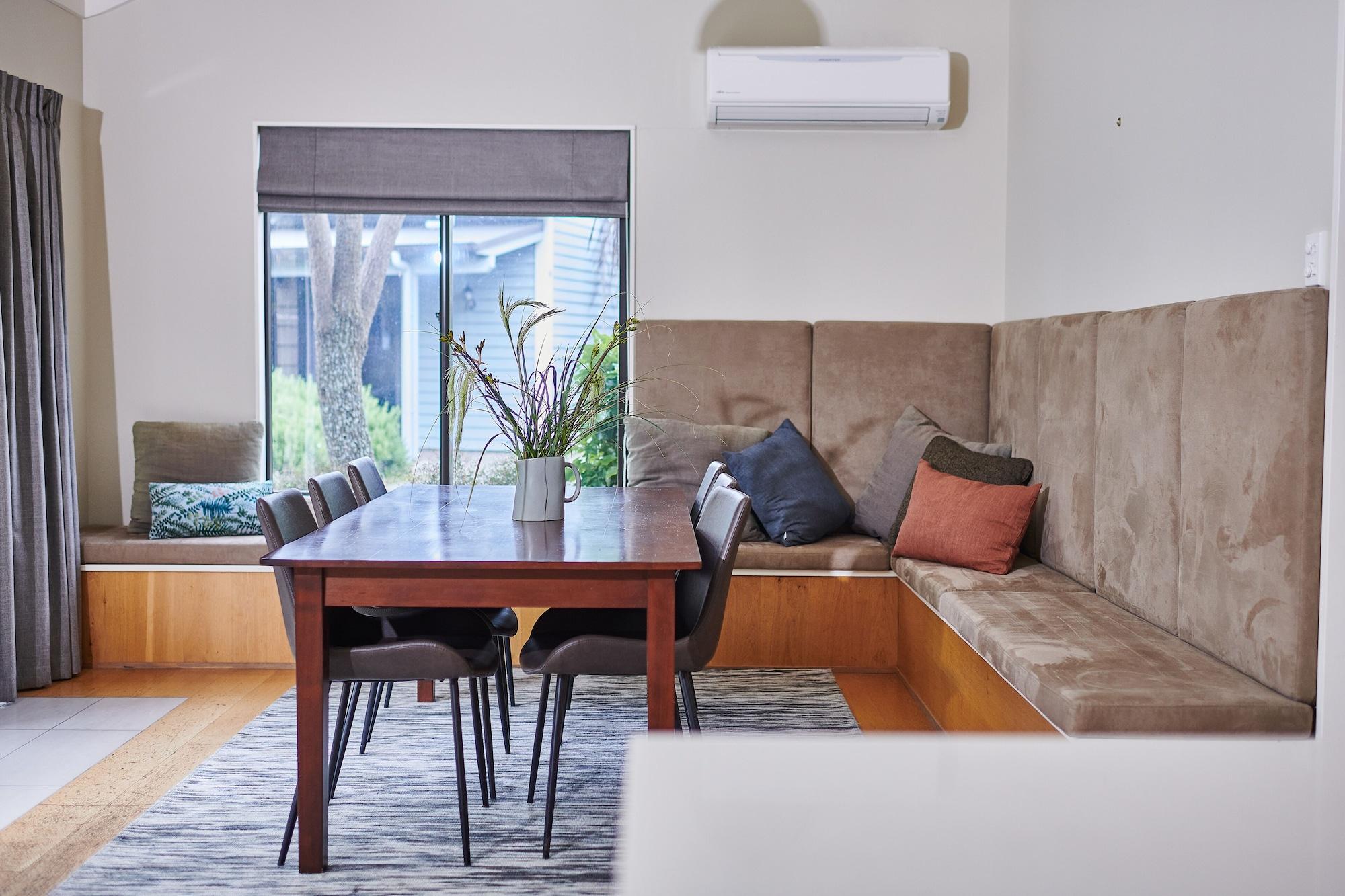 Parehua Resort Martinborough Eksteriør billede A dining room with a built-in bench seat