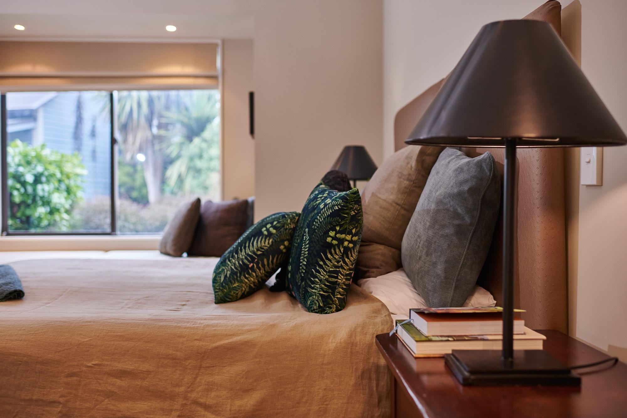 Parehua Resort Martinborough Eksteriør billede A table lamp