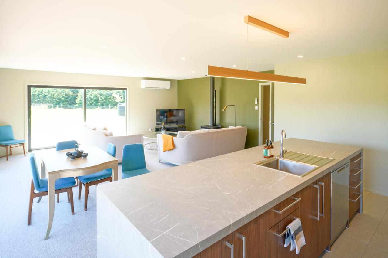 Parehua Resort Martinborough Eksteriør billede A kitchen with a linear layout