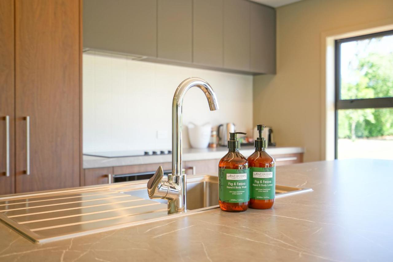 Parehua Resort Martinborough Eksteriør billede A kitchen faucet
