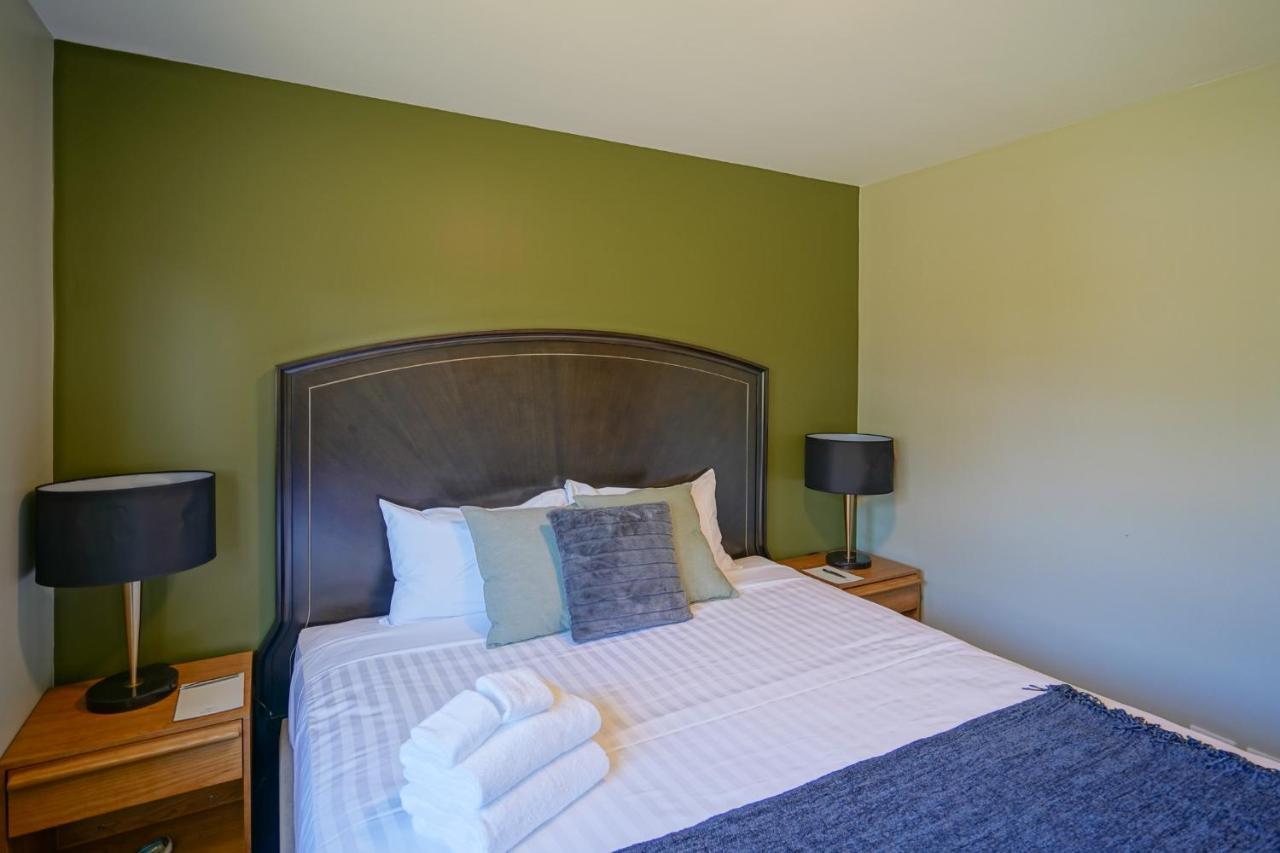 Parehua Resort Martinborough Eksteriør billede A bedroom at the Best Western Premier Executive Residency Royal Palm Beach