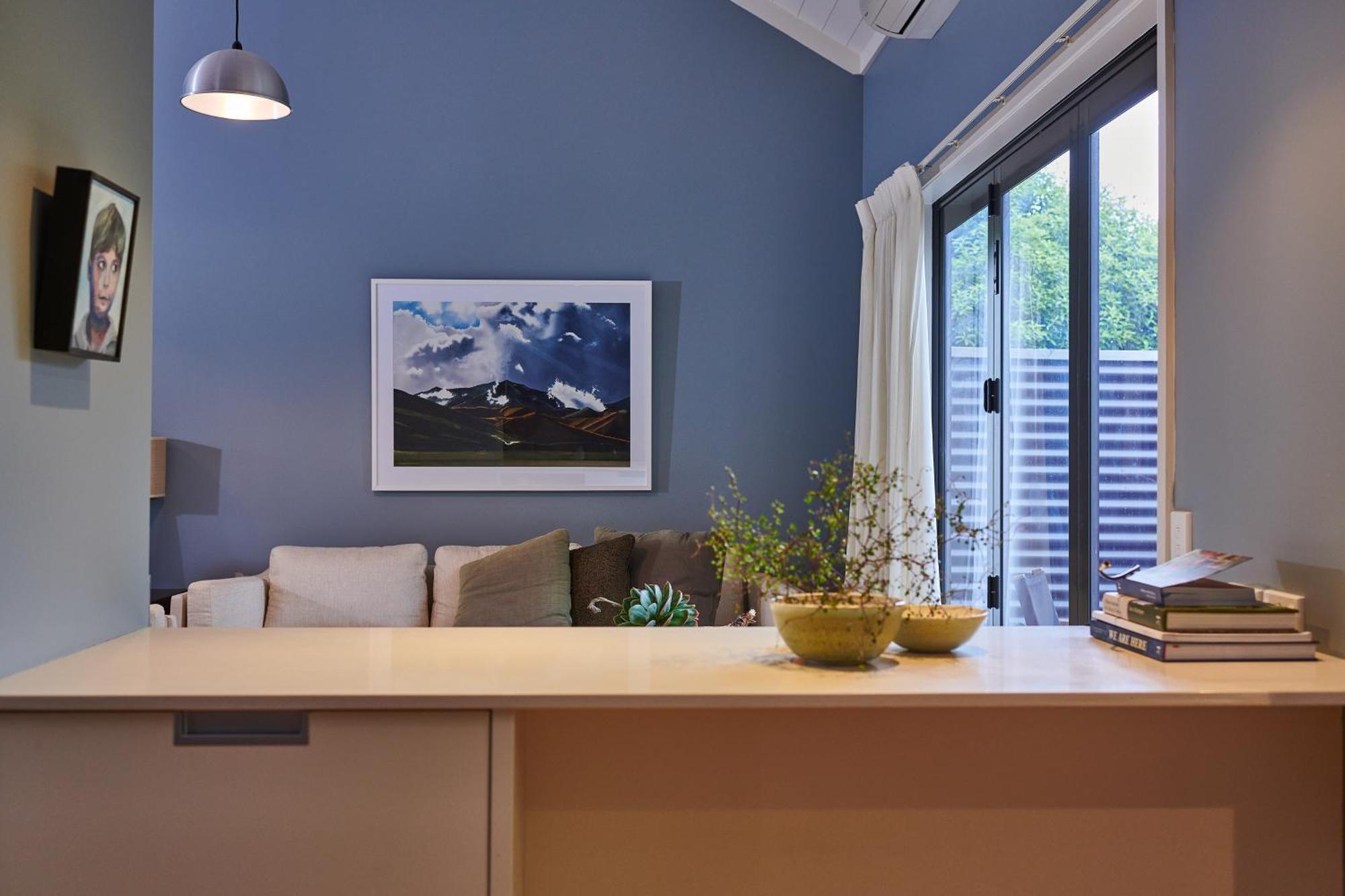 Parehua Resort Martinborough Værelse billede A living room with a blue wall